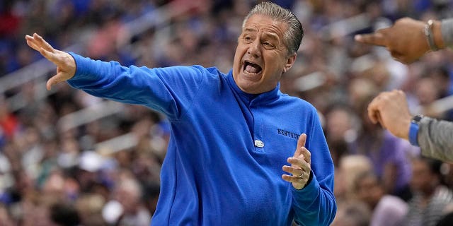 El entrenador en jefe de Kentucky, John Calipari, grita durante la primera mitad de un partido de baloncesto universitario de segunda ronda contra Kansas State en el Torneo de la NCAA el domingo, 19 de marzo de 2023, en Greensboro, Carolina del Norte.