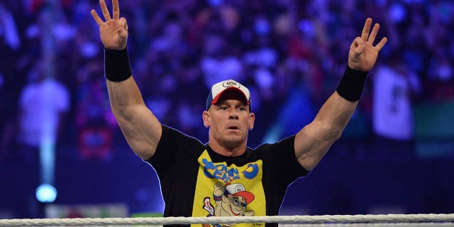 يستعد جون سينا لمواجهة رومان رينز مع بول هيمان لبطولة WWE العالمية في SummerSlam 2021 في ملعب Allegiant في لاس فيجاس في 21 أغسطس 2021.
