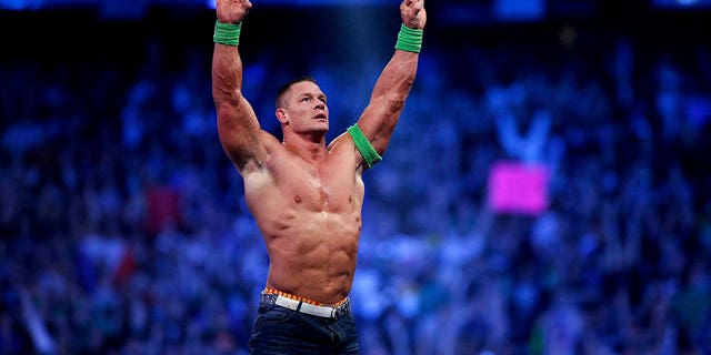 John Cena celebra su victoria en Wrestlemania XXX en Nueva Orleans el 6 de abril de 2014.