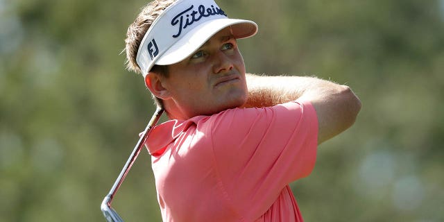 John Peterson juega su golpe de salida en el sexto hoyo durante el Campeonato Wells Fargo en el Quail Hollow Club el 4 de mayo de 2018 en Charlotte, Carolina del Norte.