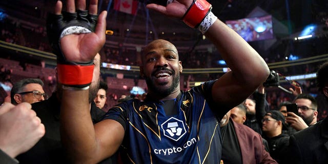 Jon Jones Makes Triumphant Return To UFC, Captures Heavyweight Title ...