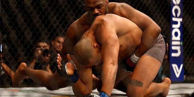 Jon Jones melawan Ciryl Gane untuk kejuaraan kelas berat UFC di T-Mobile Arena pada 4 Maret 2023, di Las Vegas.