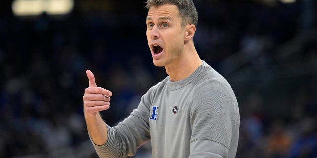 El entrenador en jefe de Duke, Jon Scheyer, da instrucciones durante la primera mitad de un partido de baloncesto universitario de primera ronda contra Oral Roberts en el Torneo de la NCAA, el jueves 16 de marzo de 2023, en Orlando, Florida. 