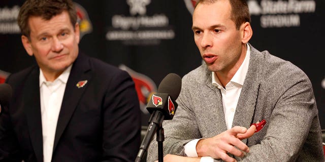El nuevo entrenador de los Arizona Cardinals, Jonathan Gannon, responde una pregunta de los medios mientras el propietario Michael Bidwell observa durante una conferencia de prensa en el Dignity Health Arizona Cardinals Training Center el 16 de febrero de 2023 en Tempe, Arizona.