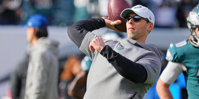 El coordinador defensivo de los Philadelphia Eagles, Jonathan Gannon, se prepara durante el partido entre los Tennessee Titans y los Philadelphia Eagles el 4 de diciembre de 2022 en el Lincoln Financial Field de Filadelfia.