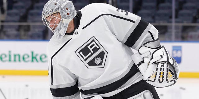 Jonathan Quick, número 32 de Los Angeles Kings, patina durante los calentamientos previos a un partido contra los New York Islanders en el UBS Arena el 24 de febrero de 2023 en Elmont, Nueva York.