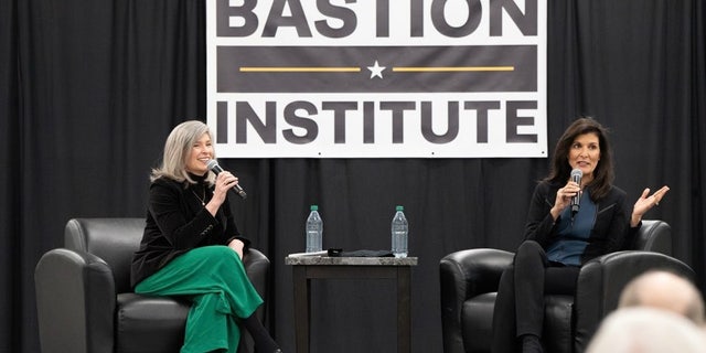 Kandidat presiden dari Partai Republik Nikki Haley, mantan duta besar dan gubernur Carolina Selatan, kanan, bergabung dengan Senator Joni Ernst untuk diskusi kebijakan luar negeri dan keamanan nasional pada 10 Maret 2023, di Clive, Iowa