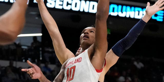 El alero de Maryland, Julian Reese (10), dispara una bandeja en la primera mitad de un partido de baloncesto universitario de primera ronda contra West Virginia en el Torneo de la NCAA en Birmingham, Alabama, el jueves 16 de marzo de 2023.