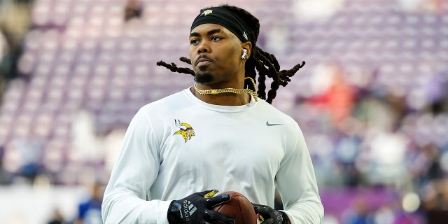 KJ Osborn #17 de los Minnesota Vikings se prepara antes del inicio contra los New York Giants en el US Bank Stadium el 24 de diciembre de 2022 en Minneapolis, Minnesota. Los vikingos derrotaron a los gigantes, 27-24.