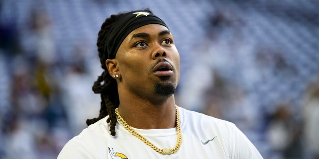 KJ Osborn # 17 من Minnesota Vikings يسخن قبل المباراة ضد New York Giants في ملعب US Bank في 24 ديسمبر 2022 في مينيابوليس ، مينيسوتا.