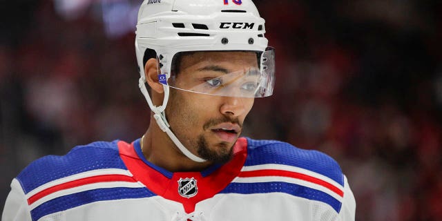 El defensa de los New York Rangers, K'Andre Miller, #79, observa durante el segundo tiempo en Little Caesars Arena en Detroit el 23 de febrero de 2023.