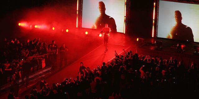 Kane camina hacia el ring durante WWE Smackdown en Acer Arena el 15 de junio de 2008 en Sydney.