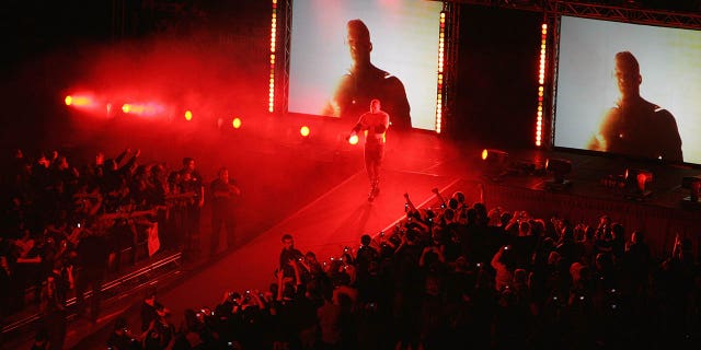 Kane camina hacia el ring durante WWE Smackdown en Acer Arena el 15 de junio de 2008 en Sydney.