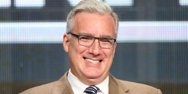 La personalidad de televisión Keith Olbermann habla en el escenario durante el panel de Olbermann durante la parte de ESPN de la gira de la Asociación de críticos de televisión de verano de 2013 en el Beverly Hilton Hotel el 24 de julio de 2013 en Beverly Hills, California.,