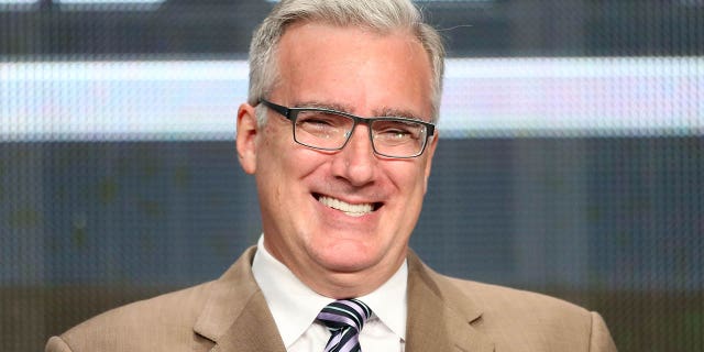 La personalidad de televisión Keith Olbermann habla en el escenario durante el panel de Olbermann durante la parte de ESPN de la gira de la Asociación de críticos de televisión de verano de 2013 en el Beverly Hilton Hotel el 24 de julio de 2013 en Beverly Hills, California.,