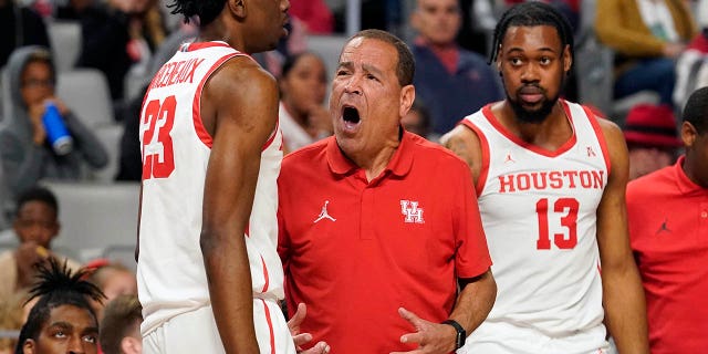 Houston head coach Kelvin Sampson, center, yells at guard Terrance Arceneaux (23) as forward J'Wan Roberts (13) watches during the first half against Memphis in the final of the American Athletic Conference Tournament, on Sunday March 12, 2023 in Fort Worth, Texas.