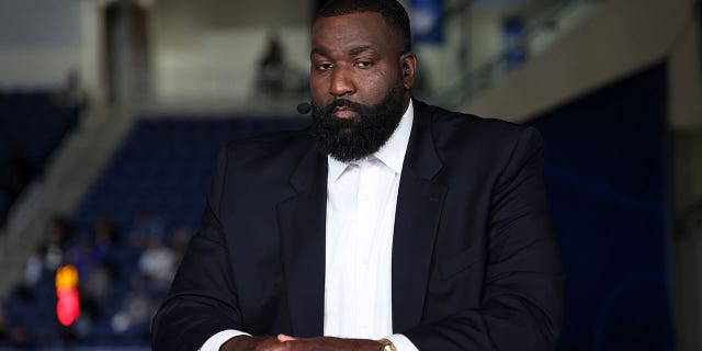 El analista de ESPN Kendrick Perkins informa sobre el Draft Combine de la NBA 2022 en el Wintrust Arena de Chicago el 18 de mayo de 2022.