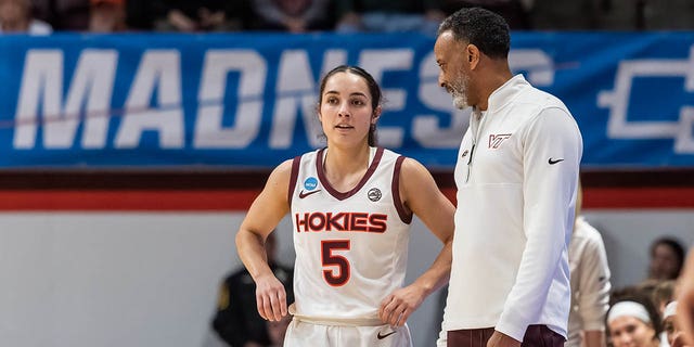 El entrenador en jefe de Virginia Tech Hokies, Kenny Brooks, habla con Georgia Amoore durante la primera ronda del Torneo de baloncesto femenino de la NCAA el 17 de marzo de 2023 en Blacksburg.