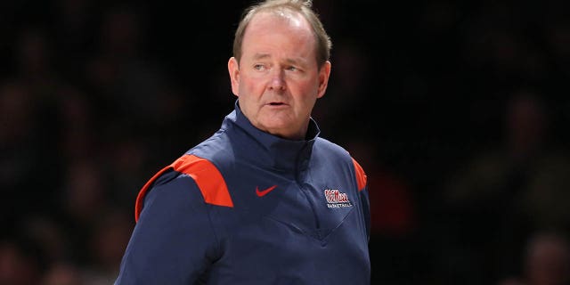 El entrenador en jefe de los Mississippi Rebels, Kermit Davis, observa desde la banca durante el juego Vanderbilt Commodores, el 4 de enero de 2023, en el Memorial Gymnasium en Nashville, Tennessee.