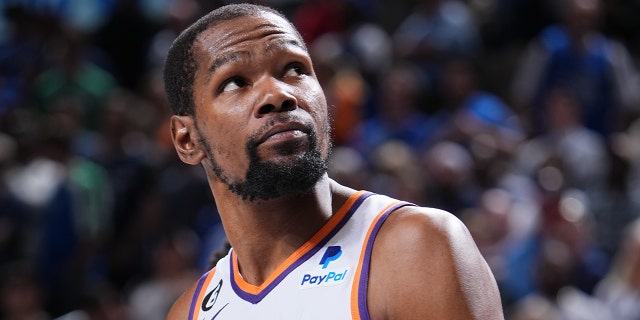 Kevin Durant de los Phoenix Suns el 5 de marzo de 2023 en el American Airlines Center en Dallas, Texas.