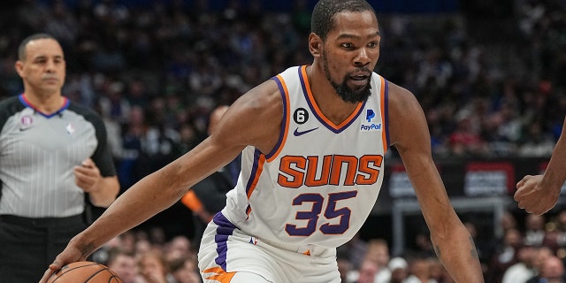 Kevin Durant de los Phoenix Suns maneja el balón durante el juego el 5 de marzo de 2023 en el American Airlines Center en Dallas, Texas.