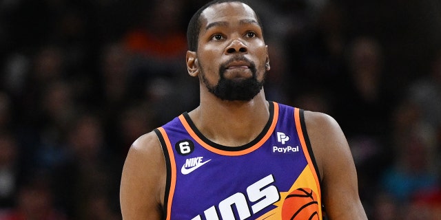 Kevin Durant mira hacia arriba