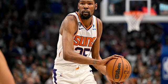 5 de marzo de 2023;  Dallas, Texas, EE. UU.;  El alero de los Phoenix Suns, Kevin Durant (35), en acción durante el partido entre los Dallas Mavericks y los Phoenix Suns en el American Airlines Center.