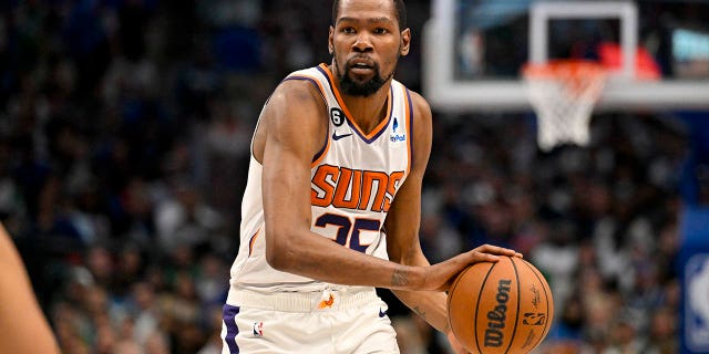 5 de marzo de 2023;  Dallas, Texas, EE. UU.;  El alero de los Phoenix Suns, Kevin Durant (35), en acción durante el partido entre los Dallas Mavericks y los Phoenix Suns en el American Airlines Center.