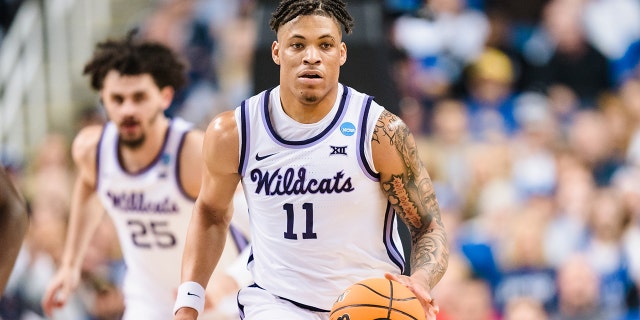 Keyontae Johnson #11 de los Kansas State Wildcats toma el balón contra los Kentucky Wildcats durante la segunda ronda del Torneo de Baloncesto Masculino de la NCAA en Fieldhouse en Greensboro Coliseum el 19 de marzo de 2023 en Greensboro, Carolina del Norte.