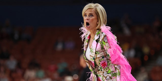 La entrenadora en jefe Kim Mulkey de LSU Lady Tigers reacciona durante la primera mitad contra Utah Utes en el Sweet 16 del Torneo Femenino de la NCAA en Bon Secours Wellness Arena el 24 de marzo de 2023 en Greenville, SC