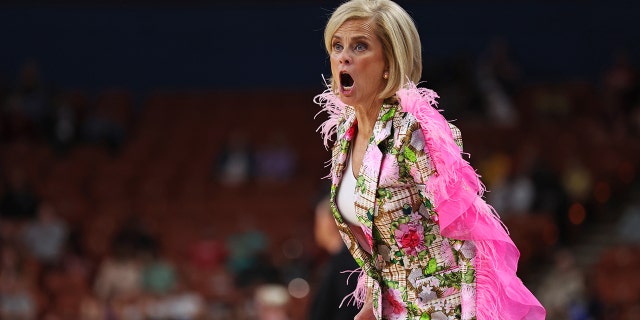 La entrenadora en jefe Kim Mulkey de LSU Lady Tigers reacciona durante la primera mitad contra Utah Utes en el Sweet 16 del Torneo Femenino de la NCAA en Bon Secours Wellness Arena el 24 de marzo de 2023 en Greenville, SC