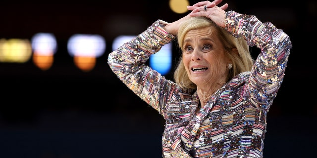 La entrenadora en jefe Kim Mulkey de LSU Lady Tigers reacciona durante el tercer cuarto de un juego contra los Miami Hurricanes en la ronda Elite Eight del Torneo Femenino de la NCAA en Bon Secours Wellness Arena el 26 de marzo de 2023 en Greenville, SC