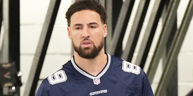 Warriors’ Klay Thompson pays tribute to late NFL tight end Gavin Escobar with jersey before game 3 Klay Thompson #11 of the Golden State Warriors arrives to the arena prior to the game against the Dallas Mavericks on March 22, 2023 at the American Airlines Center in Dallas, Texas.