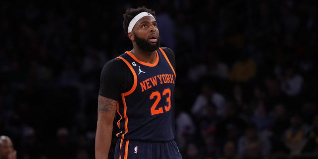 Mitchell Robinson, de los New York Knicks, observa durante un partido contra los New Orleans Pelicans en el Madison Square Garden de la ciudad de Nueva York el 25 de febrero de 2023.