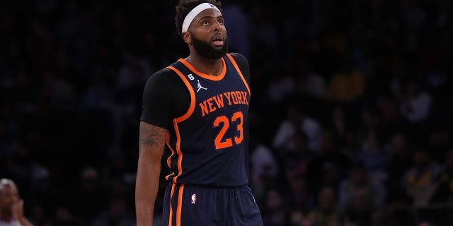 Mitchell Robinson, de los New York Knicks, observa durante un partido contra los New Orleans Pelicans en el Madison Square Garden de la ciudad de Nueva York el 25 de febrero de 2023.