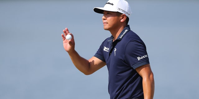 Kurt Kitayama de los Estados Unidos saluda después de hacer un birdie en el hoyo 7 durante la ronda final del Arnold Palmer Invitational presentado por Mastercard en el campo de golf Arnold Palmer Bay Hill el 5 de marzo de 2023 en Orlando, Florida.