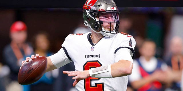 Kyle Trask, #2 de los Tampa Bay Buccaneers, retrocede por un pase durante la segunda mitad contra los Atlanta Falcons en el Mercedes-Benz Stadium el 8 de enero de 2023 en Atlanta.
