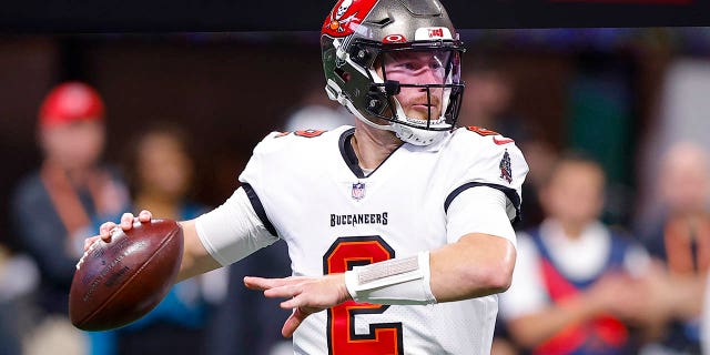 El número 2 de los Tampa Bay Buccaneers, Kyle Trask, vuelve a pasar durante la segunda mitad contra los Atlanta Falcons en el Mercedes-Benz Stadium el 8 de enero de 2023 en Atlanta.