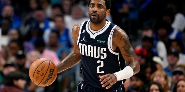 Kyrie Irving contra los Suns