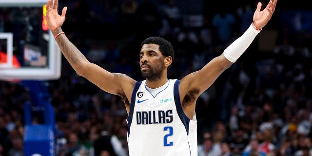La guardia dei Dallas Mavericks Kyrie Irving, n. 2, reagisce durante il terzo quarterback contro lo Utah Jazz all'American Airlines Center di Dallas il 7 marzo 2023.