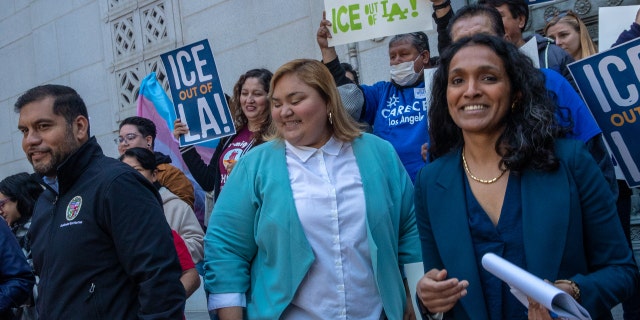 Dari kiri ke kanan, Anggota Dewan Hugo Soto-Martinez, Eunisses Hernandez dan Nithya Raman mengumumkan undang-undang untuk mengarahkan Kota untuk melaporkan kembali peraturan untuk menetapkan Kota Los Angeles sebagai Kota Perlindungan pada konferensi pers yang diadakan di Balai Kota pada hari Selasa, Maret 7, 2023, di Los Angeles.