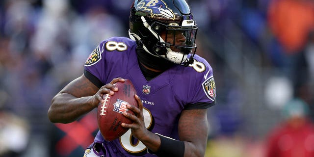 El mariscal de campo de los Baltimore Ravens, Lamar Jackson, No. 8, regresa por un pase contra los Carolina Panthers en el M&T Bank Stadium el 20 de noviembre de 2022 en Baltimore.