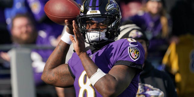 El mariscal de campo de los Baltimore Ravens, Lamar Jackson, No. 8, calienta antes del partido contra los Denver Broncos en el M&T Bank Stadium en Baltimore el 4 de diciembre de 2022.