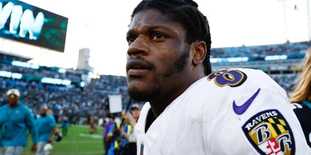 El mariscal de campo de los Baltimore Ravens, Lamar Jackson, #8, observa después de perder ante los Jacksonville Jaguars en el TIAA Bank Field en Jacksonville, Florida, el 27 de noviembre de 2022.