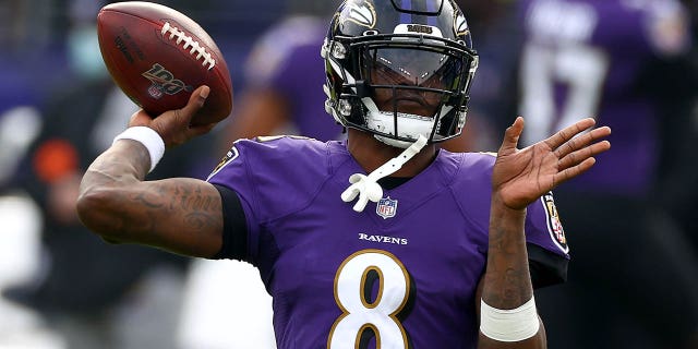 El mariscal de campo de los Baltimore Ravens, Lamar Jackson, No. 8, calienta antes de su partido contra los Jacksonville Jaguars en el M&T Bank Stadium el 20 de diciembre de 2020 en Baltimore.