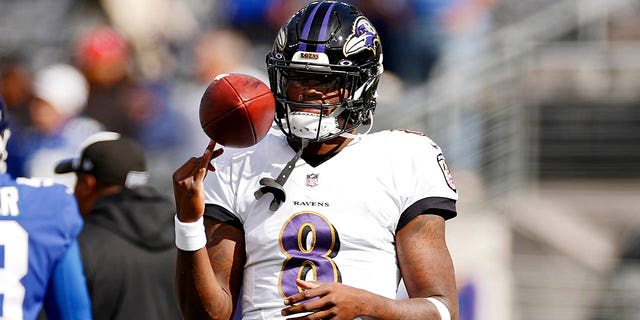 Baltimore Ravens #8 Lamar Jackson se calienta antes del partido contra los New York Giants en el MetLife Stadium el 16 de octubre de 2022 en East Rutherford, Nueva Jersey.