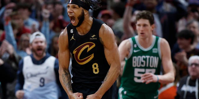 El alero de los Cleveland Cavaliers, Lamar Stevens, No. 8, celebra después de anotar contra los Boston Celtics en tiempo extra en un partido de baloncesto de la NBA, el lunes 6 de marzo de 2023, en Cleveland.