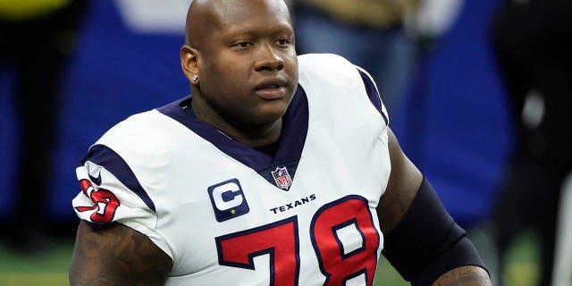 Laremy Tunsil de los Houston Texans se calienta antes del juego de los Colts en el Lucas Oil Stadium el 8 de enero de 2023 en Indianápolis.