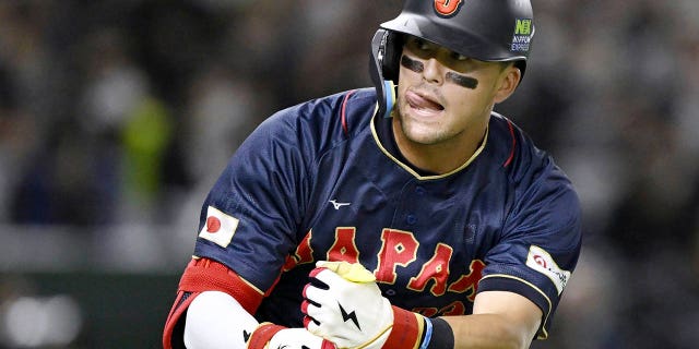 El japonés Lars Nootbaar gesticula durante un partido contra Australia el 12 de marzo de 2023 en el Tokyo Dome de Tokio.  El gesto del molinillo de pimienta de Nootbaar se está abriendo camino en todo Japón.