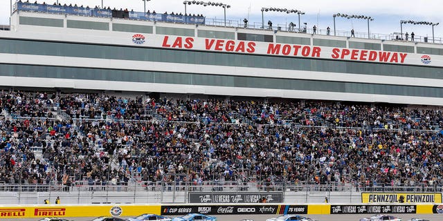 Los pilotos salen a la pista para dar su primera vuelta durante una carrera de autos de la NASCAR Cup Series el domingo, 5 de marzo de 2023 en Las Vegas. 